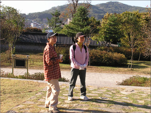 문화유산해설사의 전문 설명을 들으면서 유적들을 살펴보니까 새로워 보였어요. (고려궁지입니다.) 